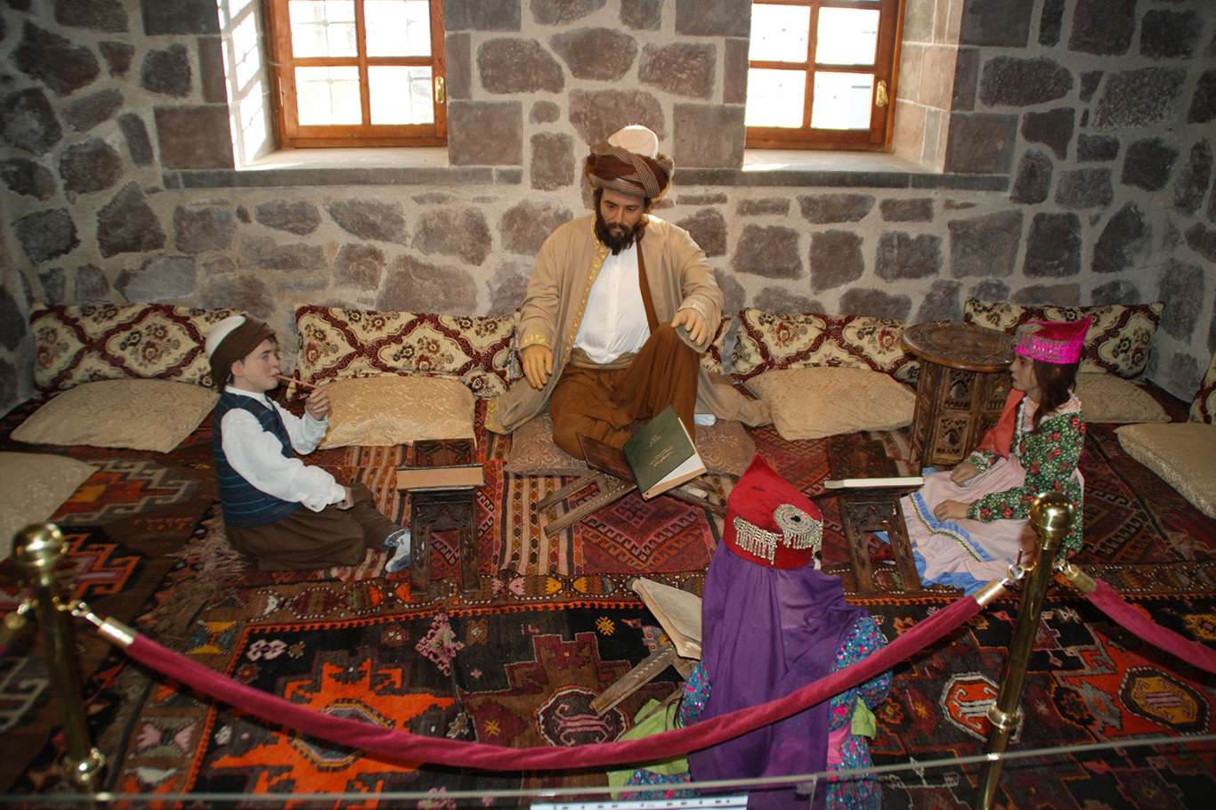 Bir halkın içinden çıkmış mutasavvıf, ârif, âlim, bilim adamı ve şair: Şeyh Âhmed-i Hani Bir halkın içinden çıkmış mutasavvıf, ârif, âlim, bilim adamı ve şair: Şeyh Âhmed-i Hani